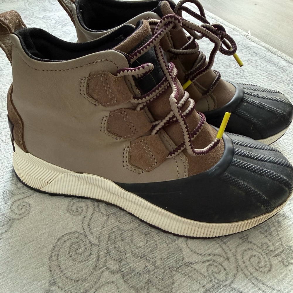 Sorel Casual Waterproof Duck Boot Sneakers in Black and Tan
